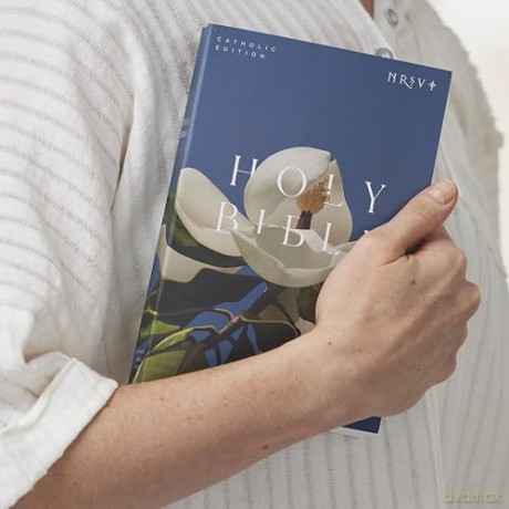 NRSV Catholic Edition Bible, Magnolia Paperback (Global Cover Series): Holy Bible - Catholic Bible Press [KSIĄŻKA]