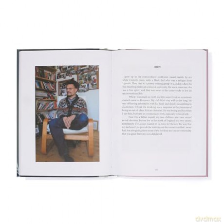 On Family: the joys and challenges of family life; a photographic project - The School of Life [KSIĄŻKA]