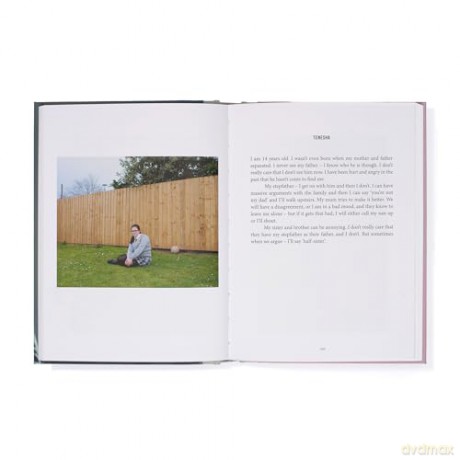 On Family: the joys and challenges of family life; a photographic project - The School of Life [KSIĄŻKA]