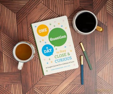 One Question a Day to Stay Close and Crious: A Couple's Journey for a Lifetime of Love - Gina Senarighi [KSIĄŻKA]