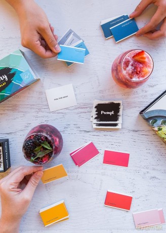 Paint Chips: The Playful Game of Mix-and-match Poetry: A Game of Color and Wordplay - Lea Redmond [KSIĄŻKA]