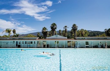 Places We Swim California: The Best Beaches, Rock Pools, Waterfalls, Rivers, Gorges, Lakes, and Hot Springs: A Guide to the Best Rivers, Lakes, Waterfalls, Beaches, Gorges, and Hot Springs - Caroline Clements [KSIĄŻKA]