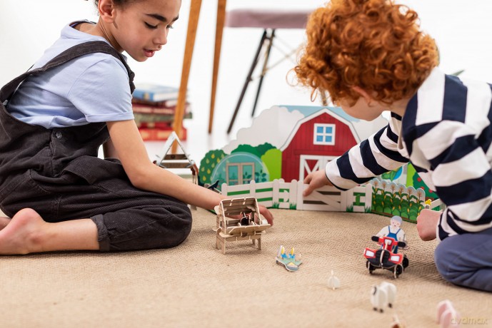 PLAYPRESS Farmyard Pop-out Build and Play Playset - One of the UK's Most Popular Farm Toys - Interactive 3D Construction Toy - 12 Animals and Characters - Eco-Friendly - Foldable - Ages 4 and Over [KSIĄŻKA]