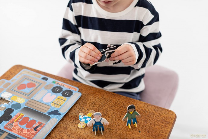 PLAYPRESS Farmyard Pop-out Build and Play Playset - One of the UK's Most Popular Farm Toys - Interactive 3D Construction Toy - 12 Animals and Characters - Eco-Friendly - Foldable - Ages 4 and Over [KSIĄŻKA]
