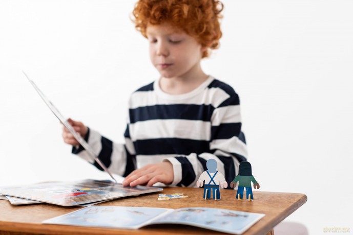 PLAYPRESS Farmyard Pop-out Build and Play Playset - One of the UK's Most Popular Farm Toys - Interactive 3D Construction Toy - 12 Animals and Characters - Eco-Friendly - Foldable - Ages 4 and Over [KSIĄŻKA]