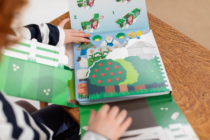 PLAYPRESS Farmyard Pop-out Build and Play Playset - One of the UK's Most Popular Farm Toys - Interactive 3D Construction Toy - 12 Animals and Characters - Eco-Friendly - Foldable - Ages 4 and Over [KSIĄŻKA]