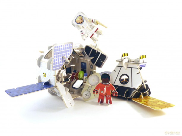 PLAYPRESS Space Station and Astronauts Playset - Interactive 3D Construction Playset - Gift of the Year 2020 Winner -Eco-Friendly Building Toys - Easy Storage - Construction Toys for Ages 7+ [KSIĄŻKA]