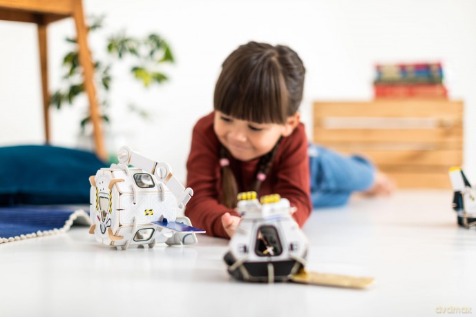 PLAYPRESS Space Station and Astronauts Playset - Interactive 3D Construction Playset - Gift of the Year 2020 Winner -Eco-Friendly Building Toys - Easy Storage - Construction Toys for Ages 7+ [KSIĄŻKA]
