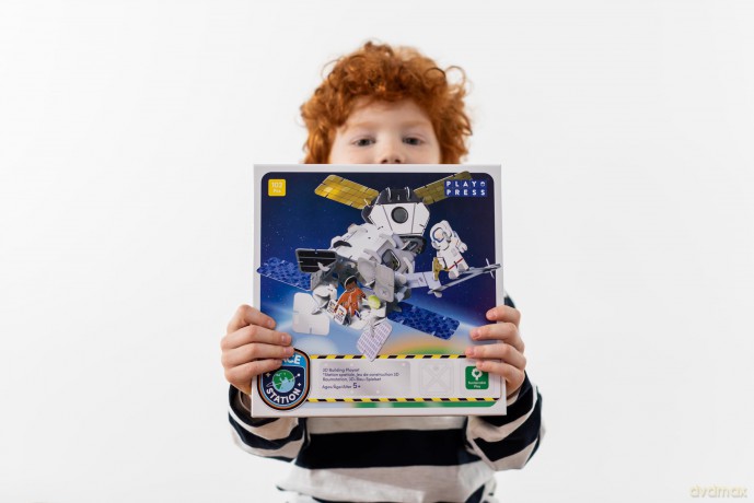 PLAYPRESS Space Station and Astronauts Playset - Interactive 3D Construction Playset - Gift of the Year 2020 Winner -Eco-Friendly Building Toys - Easy Storage - Construction Toys for Ages 7+ [KSIĄŻKA]