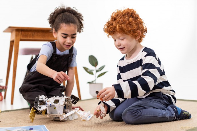 PLAYPRESS Space Station and Astronauts Playset - Interactive 3D Construction Playset - Gift of the Year 2020 Winner -Eco-Friendly Building Toys - Easy Storage - Construction Toys for Ages 7+ [KSIĄŻKA]