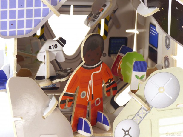 PLAYPRESS Space Station and Astronauts Playset - Interactive 3D Construction Playset - Gift of the Year 2020 Winner -Eco-Friendly Building Toys - Easy Storage - Construction Toys for Ages 7+ [KSIĄŻKA]