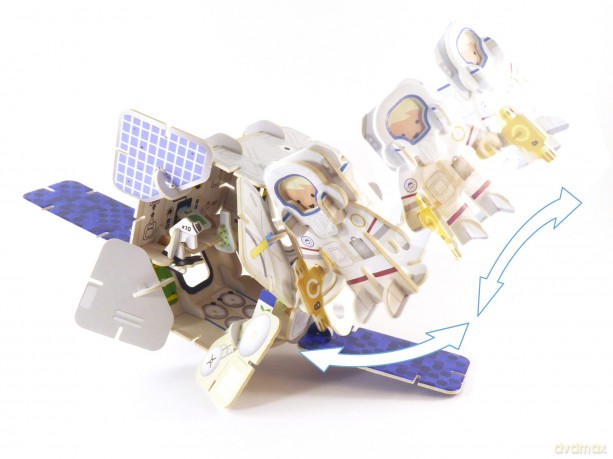 PLAYPRESS Space Station and Astronauts Playset - Interactive 3D Construction Playset - Gift of the Year 2020 Winner -Eco-Friendly Building Toys - Easy Storage - Construction Toys for Ages 7+ [KSIĄŻKA]