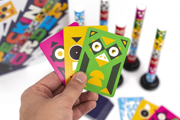 Professor Puzzle | Pecking Order | Card Game | Ages 8+ | 3-5 Players,Yellow [KSIĄŻKA]