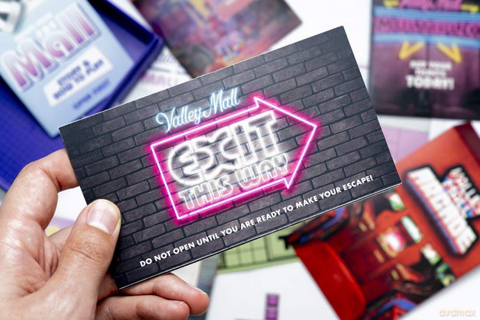 Professor PUZZLE Escape Room Games - Escape from The Mall [KSIĄŻKA]