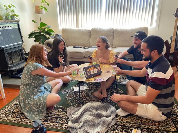 Psycho Killer: The Card Game - a fast-paced, strategic and hilarious game based on your favourite retro horror and slasher films, for ages 15 to Adult [KSIĄŻKA]