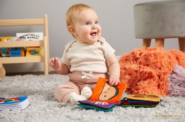 Rainbow World Crinkle Fabric Stroller Book - Mudpuppy [KSIĄŻKA]