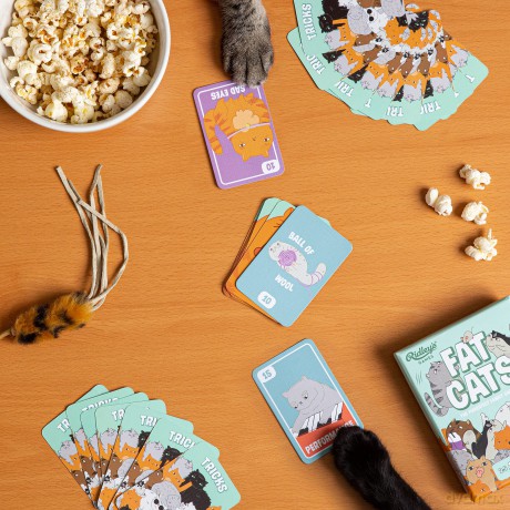Ridley's GME081 Fat Cats Strategy Card Game, Multicoloured, A6 [KSIĄŻKA]