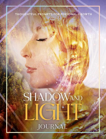 Shadow and Light Journal: Thoughtful prompts for self-growth - Selena Moon [KALENDARZ]