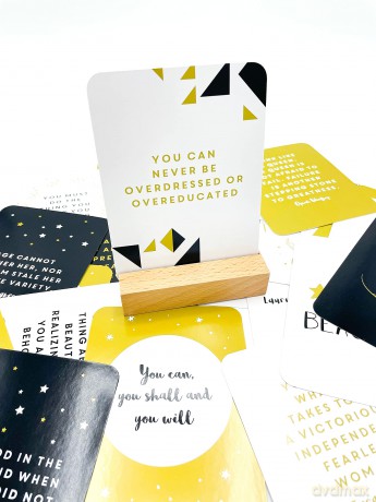 She Believed She Could So She Did: 52 Beautiful Cards of Inspiring Quotes and Empowering Affirmations [KSIĄŻKA]