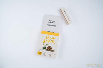 Slow Down: 30 mindful activity cards - Emily Sharratt [KSIĄŻKA]
