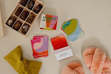 Sprinkles of Joy: An Inspirational Card Deck to Help You Discover More Joy Each Day - Sophie Cliff [KSIĄŻKA]