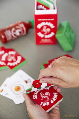 Sriracha: The Game - A Spicy Slapping Card Game For The Whole Family [KSIĄŻKA]
