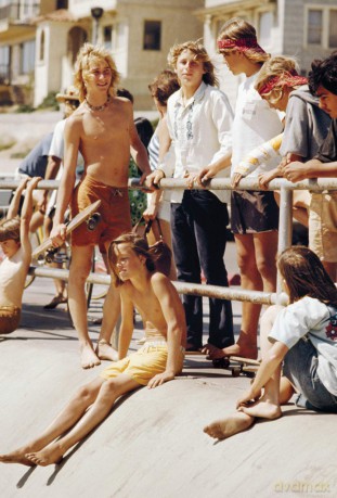 Sun. Skate. Seventies.: 100 Postcards: - Box of Collectible Postcards Featuring Lifestyle Photography from the Seventies, Great Gift for Fans of Vintage Photography, Fashion, and Skateboarding - Hugh Holland [KSIĄŻKA]