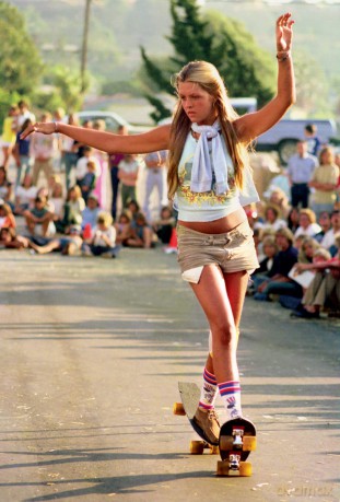 Sun. Skate. Seventies.: 100 Postcards: - Box of Collectible Postcards Featuring Lifestyle Photography from the Seventies, Great Gift for Fans of Vintage Photography, Fashion, and Skateboarding - Hugh Holland [KSIĄŻKA]