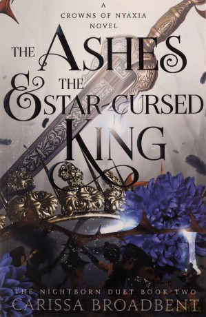 The Ashes and the Star-Cursed King: The heart-wrenching second book in the bestselling romantasy series Crowns of Nyaxia - Carissa Broadbent [KSIĄŻKA]