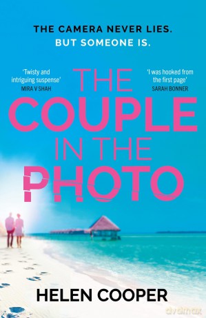 The Couple in the Photo: The gripping summer thriller about secrets, murder and friends you can't trust - Helen Cooper [KSIĄŻKA]
