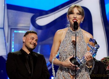 The Essential...Taylor Swift: her complete, beautifully illustrated story - Caroline Young [KSIĄŻKA]