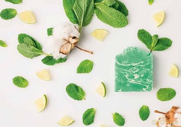 The Handmade Spa: Natural Soaps: Indulge yourself with 16 eco-friendly recipes to make at home - Amélie Boué [KSIĄŻKA]