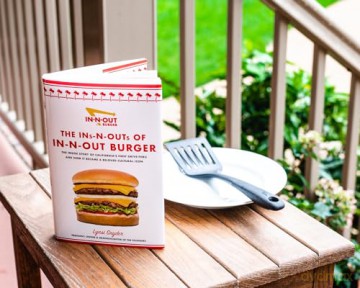 The Ins-N-Outs of In-N-Out Burger: The Inside Story of California's First Drive-Through and How it Became a Beloved Cultural Icon - Lynsi Snyder [KSIĄŻKA]