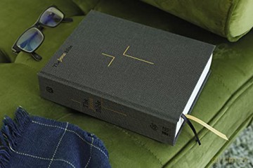 The Jesus Bible, ESV Edition, Cloth over Board, Grey: English Standard Version, Charcoal, Cloth over Board - Rory Carroll [KSIĄŻKA]