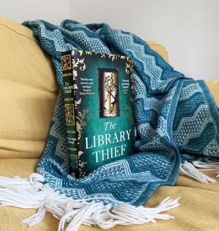 The Library Thief: The spellbinding debut for fans of Rebecca and Fingersmith - Kuchenga Shenjé [KSIĄŻKA]