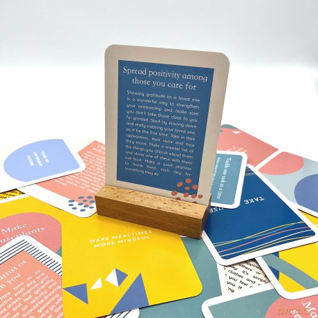 The Little Box of Daily Rituals: 52 Cards with Simple Steps to Help You Improve Your Self-Care Routine [KSIĄŻKA]