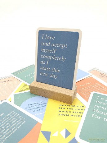 The Little Box of Mindful Meditations: 52 Cards with Simple Steps to Calm Your Mind [KSIĄŻKA]