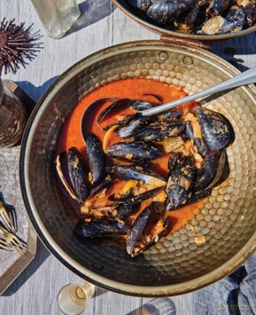 The Official Game of Thrones Cookbook: The perfect gift for fans of Westeros - C Monroe-Cassel [KSIĄŻKA]