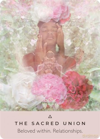 The Rose Pocket Oracle: A 44-Card Deck and Guidebook - Rebecca Campbell [KSIĄŻKA]