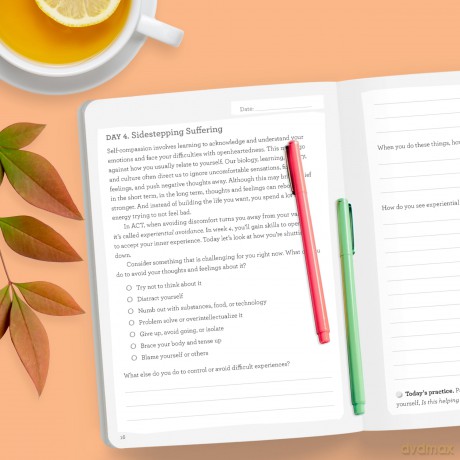 The Self-Compassion Daily Journal: Let Go of Your Inner Critic and Embrace Who You Are with Acceptance and Commitment Therapy (The New Harbinger Journals for Change) - Diana Hill [KSIĄŻKA]