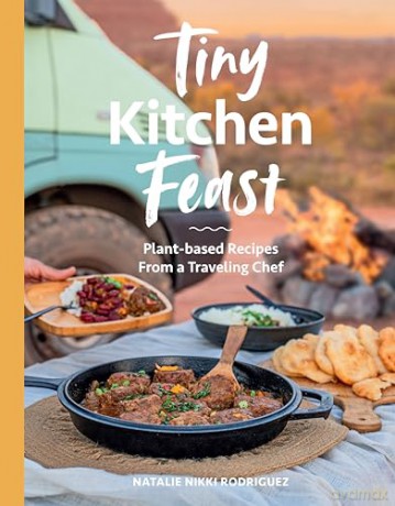Tiny Kitchen Feast: Plant-based Recipes from a Traveling Chef - Natalie Rodriguez [KSIĄŻKA]