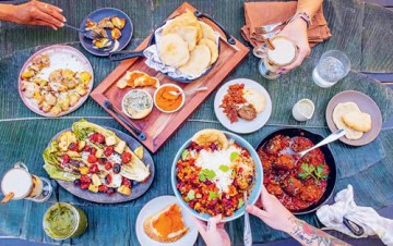 Tiny Kitchen Feast: Plant-based Recipes from a Traveling Chef - Natalie Rodriguez [KSIĄŻKA]