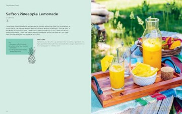 Tiny Kitchen Feast: Plant-based Recipes from a Traveling Chef - Natalie Rodriguez [KSIĄŻKA]