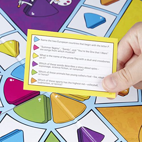 Trivial Pursuit Game: Family Edition Board Game [KSIĄŻKA]
