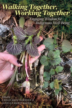 Walking Together, Working Together: Engaging Wisdom for Indigenous Well-Being (Patterns of Northern Traditional Healing Series) - Leslie Main Johnson [KSIĄŻKA]