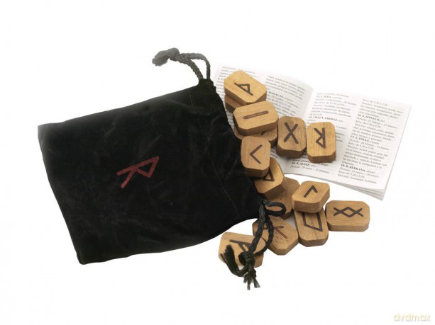Wooden Runes Bookshelf Edition: Ancient Northern Magic - Laura Tuan [KSIĄŻKA]