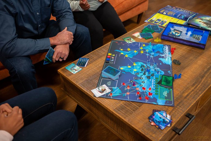 Z-Man Games | Pandemic | Board Game | Ages 8+ | 2-4 Players | 45 Minutes Playing Time [KSIĄŻKA]