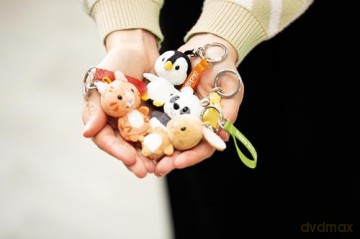 Keyholder penguin Good Luck 5cm on header card GREEN
