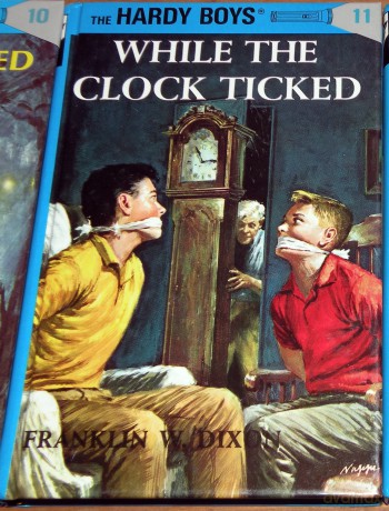 (While the Clock Ticked (Hardy Boys Mysteries)) (By: Dixon, Franklin W.) (October, 2000) - Franklin W. Dixon [KSIĄŻKA]