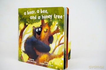 A Bear, a Bee, and a Honey Tree - Daniel Bernstrom [KSIĄŻKA]